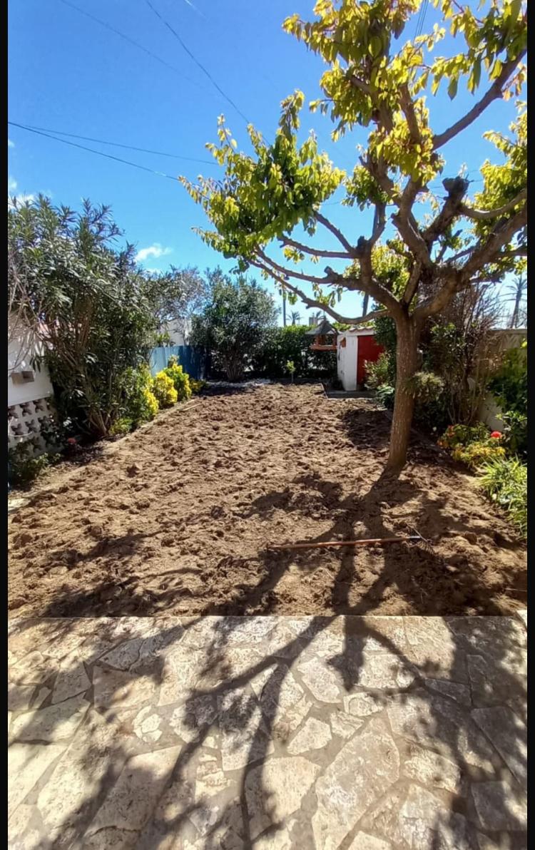 Jardín con el terreno removido y sin vegetación, antes de instalar el césped artificial